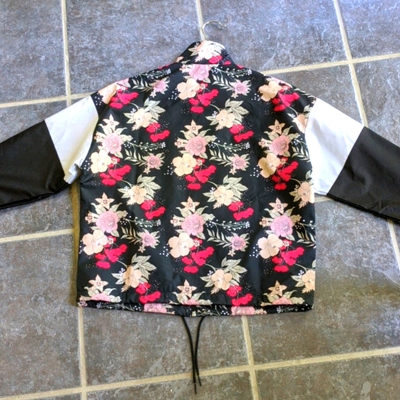 NWOT Puma Windbreaker - Picture 3 of 5